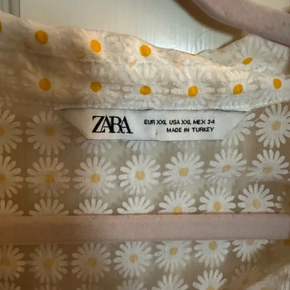 Zara White Button-Front Daisy Print Shirt - Yellow Floral Daisies - Picture 2 of 3